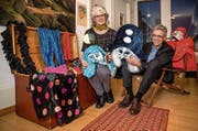 Norbert Schmassmann und Ehefrau Rahel mit einer Kostüm-Auswahl. (Bild: Philipp Schmidli (Luzern, 1. Februar 2018))