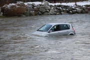 Der Mann im Auto wird flussabwärts getrieben. (Bild: Luzerner Polizei)