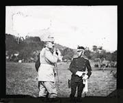 Kaiser Wilhelm II. und Bundesrat Arthur Hoffmann (rechts) im Gespräch an den «Kaisermanövern» 1912. (Bild: Staatsarchiv St. Gallen)