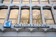 Das Logo der Luzerner Kantonalbank an der Pilatusstrasse in Luzern. (Bild: Pius Amrein / Neue LZ)