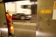Ein LKW braust durch den Gotthard-Strassentunnel. (Bild: Keystone)