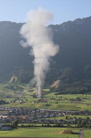 Die Rauchwolke war von weitem her gut sichtbar. (Bild: Leserbild Brigitte Schöllmann)