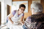 Spitex-Dienstleistungen sind gefragt. Im Bild: Die Pflegeassistentin Doris Ottiger misst am Wohnsitz einer Patientin in Root den Blutdruck. (Bild: Manuela Jans-Koch / Neue LZ)
