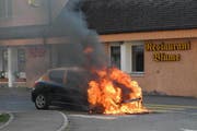 Lenkerin und Hund konnten sich aus dem brennenden Auto retten. (Bild: Kapo Schwyz)