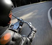 Ein Motorradfahrer prallte mit einem Auto zusammen. (Symbolbild Neue LZ)