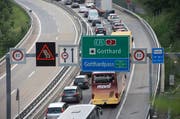 Wegen eines Pannenfahrzeuges staut sich der Verkehr am Gotthard in beiden Richtungen. (Symbolbild Keystone / Urs Flüeler)