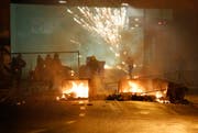 Vermummte setzen anfang März eine Strassenbarrikade bei der Berner Reitschule in Brand. Es kommt zu Zusammenstössen zwischen der Polizei und den linksautonomen Aktivisten. (Bild: Keystone)