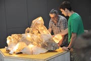 Franz von Arx (links) und Elio Müller mit einem Teil ihres Jahrhundertfunds von 2008. (Bild: Urs Hanhart / Neue UZ)