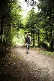 HansPeter Hürlimann (53) ist der neue Präsident der Luzerner Wanderwege. Hier ist er im Meggerwald unterwegs. (Bild Manuela Jans)
