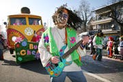Die Bueri-Chessler mit dem Motto «Woodstock – Flower Power». (Bild Manuela Jans/Neue LZ)