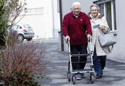 Cäsar und Adelheid Theresia Rossi auf dem Weg zur Post. Sie will den Brief an das Strassenverkehrsamt einwerfen. (Bild: Werner Schelbert (Hünenberg, 13. Dezember 2017))