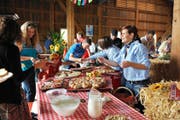 Üppiges Brunchbuffet auf dem Fohrenhof der Familie Felder in Kleinwangen. Hier findet seit 2011 ein 1.-August-Brunch statt. (Archivbild Corinne Glanzmann)