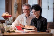 Einstimmung auf Weihnachten: Stefan und Ursi Roth beim Lesen von Weihnachtskarten in ihrer Stube in Littau. (Bild: Dominik Wunderli / Neue LZ)