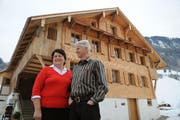 Margrith und Paul Näpflin haben ihr Haus in Wolfenschiessen, welches unter Denkmalschutz steht, frisch saniert. (Bild Corinne Glanzmann/Neue NZ)