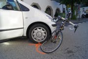Der Rennvelofahrer, der in dieses Auto prallte, blieb glücklicherweise unverletzt. (Bild: Zuger Polizei)