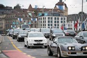 Der dichte Verkehr in der Stadt Luzern – hier auf der Seebrücke – sorgt für viel Unzufriedenheit. (Bild: Corinne Glanzmann (Luzern, 21. August 2017))