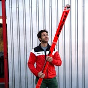Beni Matti präsentiert Viktoria Rebensburgs schnellen Riesenslalom-Ski. (Bild: Nadia Schärli / Neue LZ)
