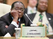 Gönnt sich gerne ein Nickerchen in der Öffentlichkeit: Simbabwes Präsident Robert Mugabe. (Bild: Archiv Reuters)