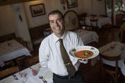 Das Ristorante Toscana an der Rütligasse in Luzern hat zwar einen italienischen Namen, Carlos Gonzalez serviert aber auch Spanisches, so eine köstliche Gazpacho andaluz. (Bild: Pius Amrein)