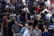 Gestrandete Fluggäste am Flughafen: Ihre Flüge wurden gestrichen. (Bild: Archiv Neue LZ)