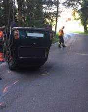 Beamte der Polizei Zug sichern die Unfallstelle auf der Blickensdorferstrasse in Steinhausen. (Bild: Zuger Polizei)