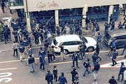 Zürcher Chaoten wüten mit Eisenstangen vor dem Café Volta in der Voltastrasse. Kurz darauf kommts zu Krawallen. (Bild: PD)