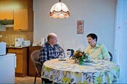Robert und Esther Arnold, hier in ihrer Wohnung, meistern den Alltag gemeinsam. (Bild: Pius Amrein / Neue LZ)