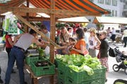 Wochenmarkt in Schwyz: Der Hauptplatz wird nicht mehr für den Verkehr temporär gesperrt. (Bild: PD)