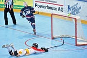 43. Minute: Denny Schlegel (Nummer 28) hat soeben das 5:1 für die Amerikaner erzielt, Marc Müller hat das Nachsehen. (Bild Christian Hildebrand)