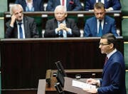 PiS-Chef Jaroslaw Kaczynski (Mitte) wacht über die Regierungserklärung von Mateusz Morawiecki. (Bild: Alik Keplicz/AP (Warschau, 12. Dezember 2017))