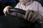 So oder so: Wer autofahren will, muss ab 70 alle zwei Jahre zum Test. (Bild: Archiv / Adrian Beer / Neue LZ)