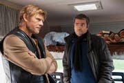 Marcus Signer als Kaspar Vogt (l) und Stefan Gubser (rechts) als Kommissar im neuen «Tatort - Geburtstagskind». (Bild: SRF / Daniel Winkler)