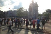 Pendler warten am Bahnhof auf Busse, die nicht kommen. (Bild: Stefanie Nopper / luzernerzeitung.ch)