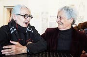 Magdalena Scherrer (links) und Maria Di Iorio zeigen ihr originelles gemeinsames Kunstprojekt. (Bild: Jakob Ineichen (Zug, 14. Oktober 2017))