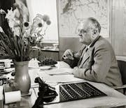 Der Migros-Gründer Gottlieb Duttweiler in seinem Büro in Zürich. (Bild: Archiv / Keystone)