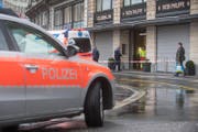 Beim Raubüberfall am Sonntag bei Gübelin wurde eine Person verletzt. (Bild: Boris Bürgisser (Luzern, 10. September 2017))