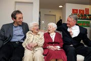 Von links: Stadtrat Ruedi Meier, Josy Wülser-Ottiger, Marie Häller-Ottiger, Stadtpräsident Urs W. Studer. (Bild Pius Amrein/Neue LZ)