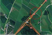 Der Unfall ereignete sich in Cham bei der Einfahrt auf die Autobahn A4 Richtung Zürich. (Bild: map.search.ch)