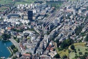 Mit einer Höhe von 81 Meter überragt der Park-Tower alle anderen Hochbauten in der Stadt Zug deutlich. (Bild: Stefan Kaiser/Neue ZZ)