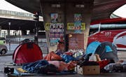 Kein Platz: Flüchtlinge schlafen in Paris unter einer Brücke. (Bild: Christophe Archambault/AFP (Paris, 29. Juni 2017))