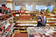 Souvenirkauf im Stadtluzerner Geschäft Casagrande. Der touristische Detailhandel erzielt 19 Prozent der Wertschöpfung. (Bild: Philipp Schmidli / Neue LZ)