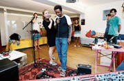 Unter der Leitung Jasmin Lötschers musizieren die Teilnehmer des Klangateliers. (Bild: Stefan Kaiser (Zug, 7. August 2017))