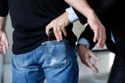 Das Portemonnaie sollte bei grossen Menschenansammlungen nicht in der Hosentasche, sondern in der Innentasche der Jacke getragen werden. (Bild: Keystone)
