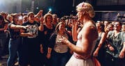 Maxim von K. I. Z. als adrette Blondine auf Tournee. (Bild: Facebook)