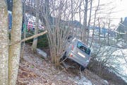 Das Auto kam aufgrund der vereisten Fahrbahn von der Strasse ab und kam an einem Baum zum Stillstand. (Bild: Kantonspolizei Obwalden)