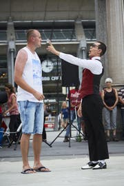 Komiker César Dias mit einem Mann aus dem Publikum. (Bild: Jakob Ineichen (Luzern, 18. Juli 2017))