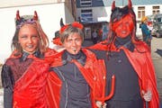 Drei wahre Teufelchen: Samira, Dario und Michelle (von links). (Bild Romano Cuonz)