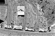 Protestaktion vor der Abstimmung der Promotoren der Alpenschutzinitiative in der Schöllenenschlucht. Bild: Keystone (Schöllenenschlucht, 5. August 1989)