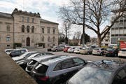 Dass diese Parkplätze aufgehoben werden sollen, ärgert den Gewerbeverein der Stadt Zug. (Bild: Stefan Kaiser (Zug, 20. Februar 2017))