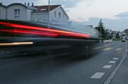 Der 28-jährige Schweizer war innerorts doppelt so schnell wie erlaubt unterwegs. (Symbolbild) (Bild: Philipp Schmidli / Neue LZ)